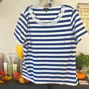 Women’s XL blue and white blouse with headed round neckline